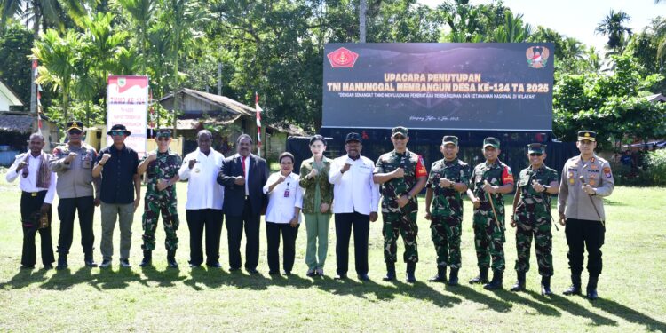 Komandan Pasmar 3 Hadiri Upacara Penutupan TMMD Ke-124 Tahun 2025 Di Kampung Yeflio