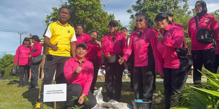 Dalam Rangka Hari Lingkungan Hidup, Kapolresta Beserta Bhayangkari dan Personel Lakukan Tanam Pohon
