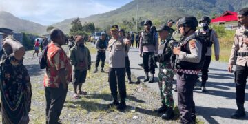 Pastikan Sitkamtibmas Aman Kondusif, Kapolres Puncak Jaya Pimpin Patroli Dialogis Gabungan TNI-POLRI di Seputaran Kota Mulia