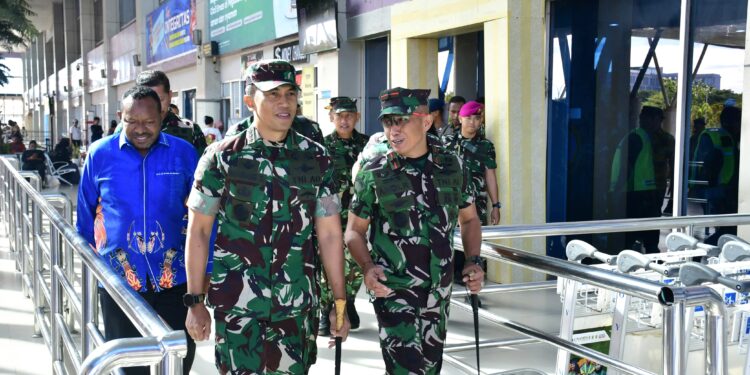 Komandan Pasmar 3 Sambut Kedatangan Pangkogabwilhan III di Bandar Udara DEO Sorong