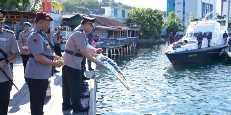 Wakapolda Papua Pimpin Upacara Tabur Bunga di Laut dalam Rangka Hari Bhayangkara ke-79