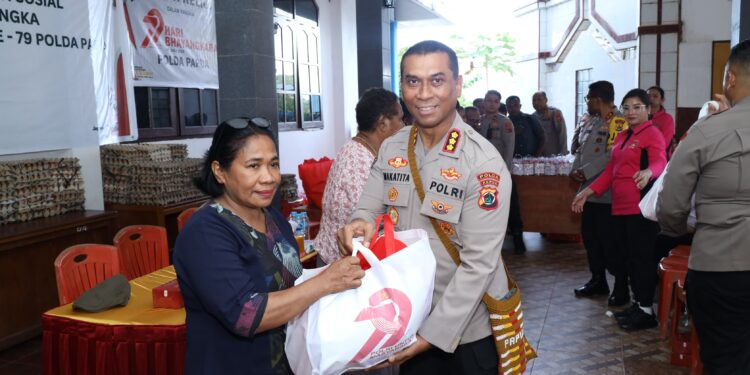 Kabid Humas Polda Papua Gelar Bakti Sosial dan Religi di Gereja GKI Immanuel APO