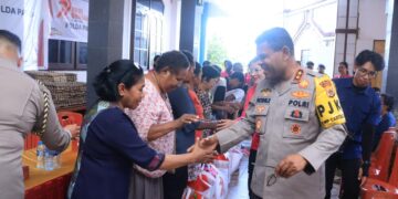 Jemaat GKI Immanuel APO Jayapura Apresiasi Kunjungan dan Bantuan Sosial Kapolda Papua, Ibu Herawati : Semoga Polri Ke Depan Semakin Maju