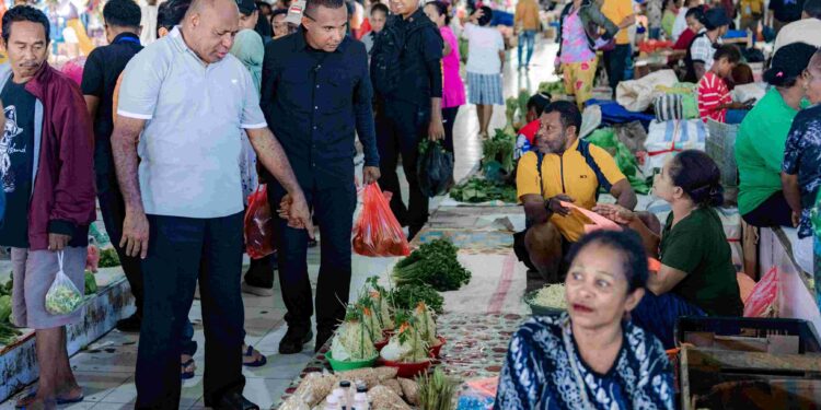 Warga Sambut Positif Blusukan Matius Fakhiri di Pasar Tradisional Yapen