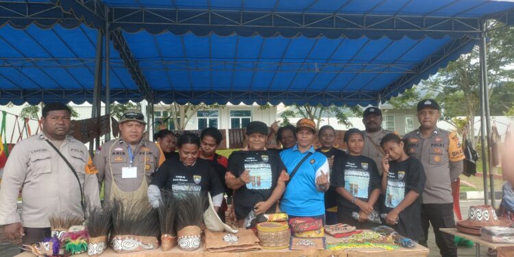 Polsek Sentani Timur Dukung Mama-Mama Asei Besar Pasarkan Kerajinan Kulit Kayu