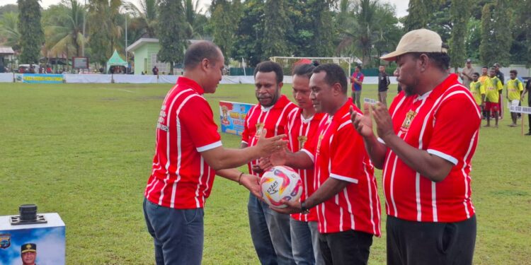 Kapolda Cup I Papua Tengah Resmi Dibuka: Sepak Bola U-38+ Gaungkan Semangat Sportivitas dan Hidup Sehat
