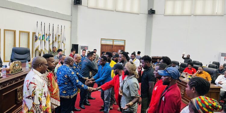 Aksi Damai Tolak Tambang Blok Wabu, Gubernur Papua Tengah Serahkan Aspirasi ke DPR