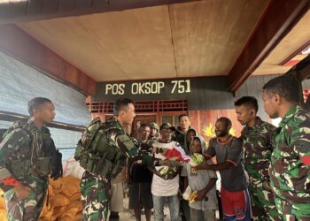 Sahabat yang Baik, Masyarakat Oksop Bahagia Kunjungi TNI