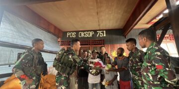 Sahabat yang Baik, Masyarakat Oksop Bahagia Kunjungi TNI