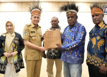 Agus Fatoni Silaturahmi bersama FKUB dan PGGP, Ajak Tokoh Adat dan Pemuka Agama Sukseskan PSU dan Jaga Kedamaian Papua