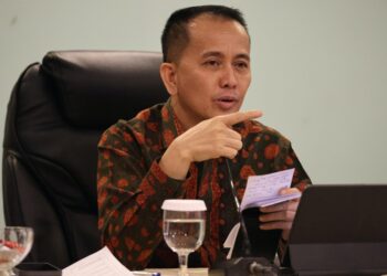 Pj Gubernur Papua Agus Fatoni Pimpin Rapat OPD Hingga Tengah Malam