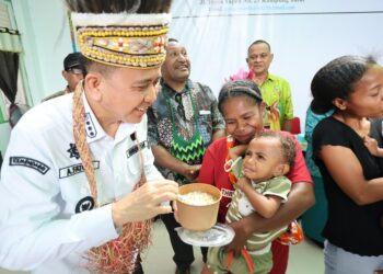 Pj Gubernur Papua Agus Fatoni Tinjau Puskesmas Kosiwo, Beri Bantuan Vitamin dan Susu Bagi  Anak