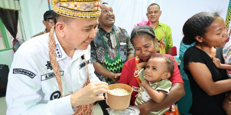 Pj Gubernur Papua Agus Fatoni Tinjau Puskesmas Kosiwo, Beri Bantuan Vitamin dan Susu Bagi  Anak