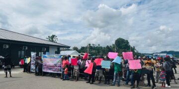 Pencaker Kode R Papua Tengah Gelar Aksi di Depan Kantor Gubernur