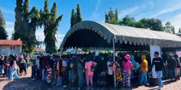 Antusias Warga Nabire Sambut Penyaluran Bantuan Sosial Sembako dan PKH Tahap II Batch (MB-A01)