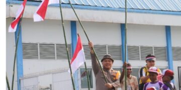 Merah Putih Berkibar di Danau Sentani, Warga Asei Serahkan Rumah Pelayanan untuk Polisi