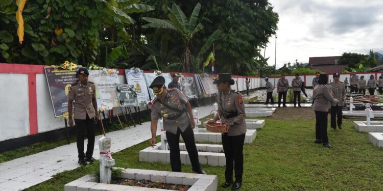 Jelang HUT Polwan ke-77, Polwan Polda Papua Tengah Gelar Upacara Ziarah di TMP Kusuma Bangsa