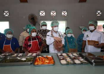 Pastikan MBG Berkualitas, Pj Gubernur Papua Agus Fatoni Tinjau SPPG di Kepulauan Yapen