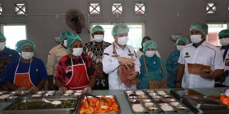Pastikan MBG Berkualitas, Pj Gubernur Papua Agus Fatoni Tinjau SPPG di Kepulauan Yapen