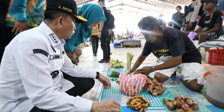 Pj Gubernur Papua Agus Fatoni Tinjau Pasar Aroro-Iroro, Pastikan Harga Bahan Pokok Stabil