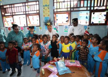 Pj Gubernur Papua dan Pj Ketua TP PKK Kunjungi PAUD di Waropen, Serahkan Bantuan untuk Anak-Anak
