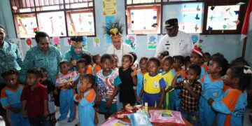 Pj Gubernur Papua dan Pj Ketua TP PKK Kunjungi PAUD di Waropen, Serahkan Bantuan untuk Anak-Anak