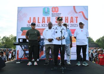 Sambut HUT RI ke-80, Pj Gubernur Agus Fatoni Lepas Jalan Sehat di Kabupaten Biak Numfor