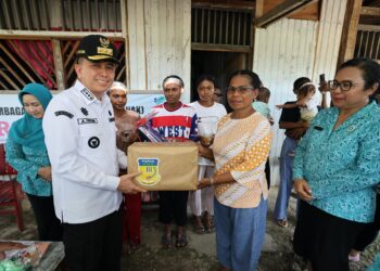 Pj Gubernur Agus Fatoni bersama Pj Ketua TP PKK Papua Kunjungi Panti Asuhan Curahan Kasih, Beri Bantuan Sembako – Vitamin