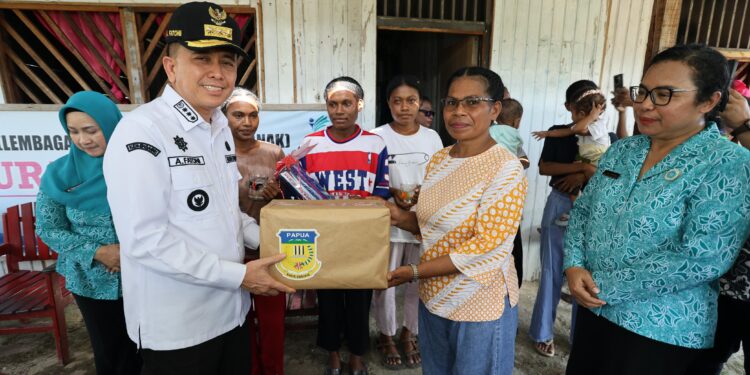 Pj Gubernur Agus Fatoni bersama Pj Ketua TP PKK Papua Kunjungi Panti Asuhan Curahan Kasih, Beri Bantuan Sembako – Vitamin