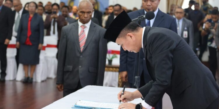 Pj Gubernur Agus Fatoni Lantik dan Kukuhkan Pejabat Administrator dan Pengawas di Pemprov Papua