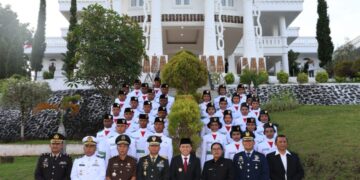 Pj Gubernur Papua Agus Fatoni Resmi Kukuhkan 32 Anggota Paskibraka Papua Tahun 2025