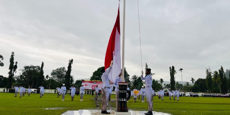 Upacara HUT ke-80 RI di Nabire Berlangsung Khidmat Meski Diguyur Hujan