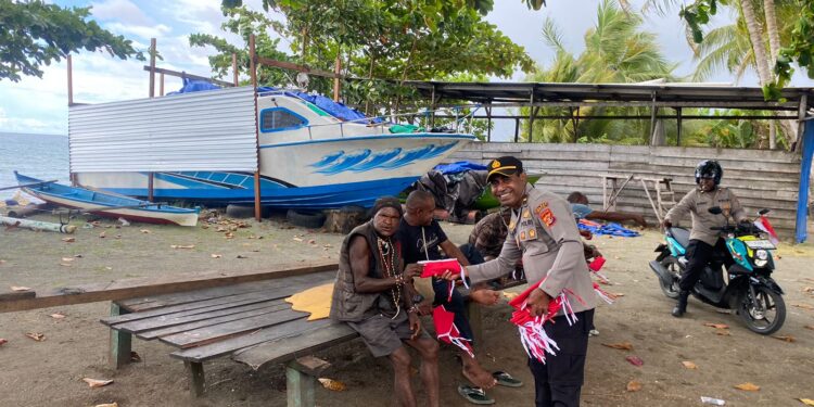 Sambut HUT RI, Polda Papua Tengah Bagikan Bendera Merah Putih di Nabire