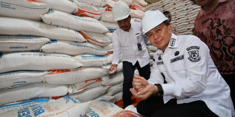 Pj Gubernur Agus Fatoni Sidak Bulog, Gudang Beras dan Pasar, Pastikan Stok dan Harga Beras di Papua Stabil