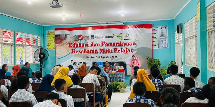 PT Freeport Indon esia Gelar Pemeriksaan Kesehatan Mata bagi Pelajar SMPN 4 Nabire