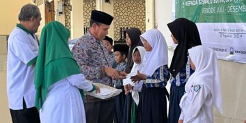 Setda Nabire Serahkan Beasiswa Nabire Cerdas kepada Siswa Mustahik