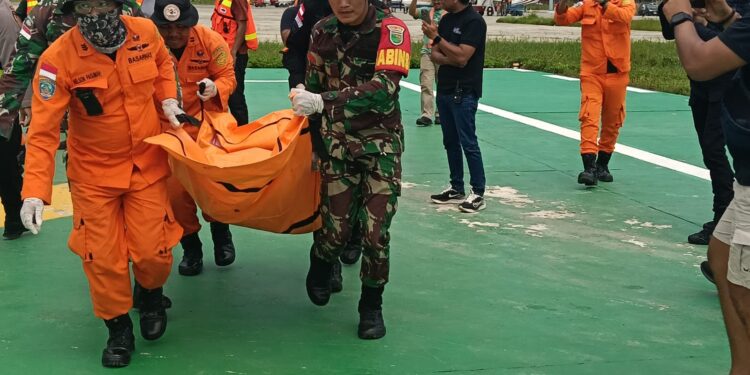 MOMEN TNI DAN BASARNAS EVAKUASI HELIKOPTER INTAN ANGKASA AIR SERVICE, AS 350 B3/PK-IWS