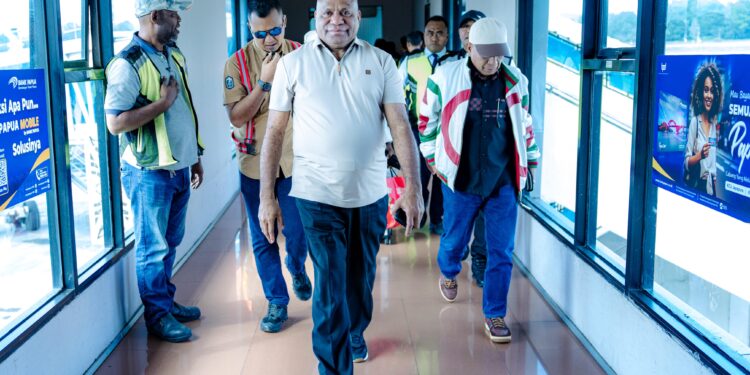 Tiba di Jayapura Ratusan Masyarakat Sambut Kedatangan Gubernur dan Wakil Gubernur Papua