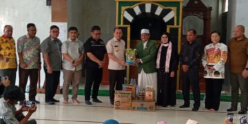 Pj Gubernur Papua Agus Fatoni Salurkan Dana dan Sembako Bagi Ponpes DDI Kota Jayapura