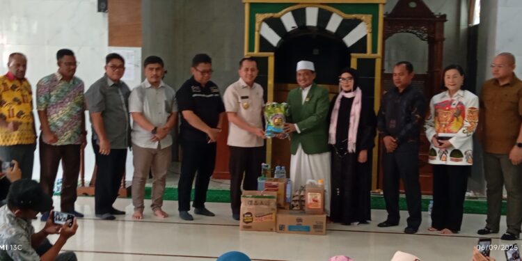 Pj Gubernur Papua Agus Fatoni Salurkan Dana dan Sembako Bagi Ponpes DDI Kota Jayapura