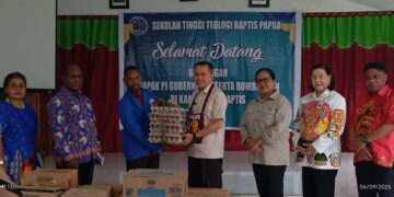 Pj Gubernur Papua Agus Fatoni Salurkan Bantuan Sembako dan Dana Untuk Asrama STT Baptis Papua