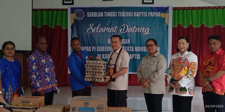 Pj Gubernur Papua Agus Fatoni Salurkan Bantuan Sembako dan Dana  Untuk Asrama STT Baptis Papua