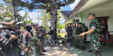 Tanggapi Situasi Elelim, Dandim 1702/Jayawijaya Pimpin Pasukan Pengamanan dan Bawa Bantuan Logistik