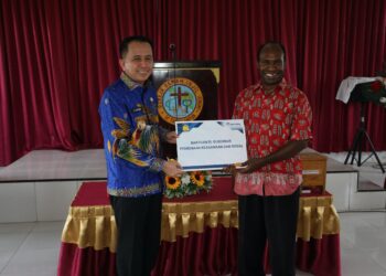 Pj Gubernur Agus Fatoni Beri Bantuan ke Gereja-Panti Asuhan di Keerom