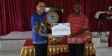 Pj Gubernur Agus Fatoni Beri Bantuan ke Gereja-Panti Asuhan di Keerom