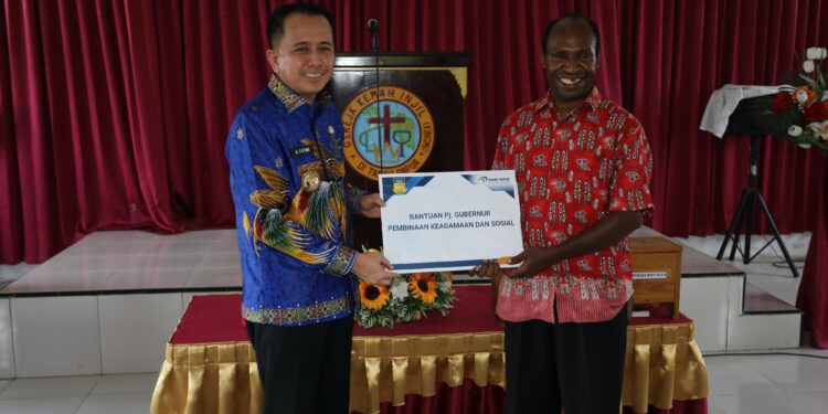 Pj Gubernur Agus Fatoni Beri Bantuan ke Gereja-Panti Asuhan di Keerom