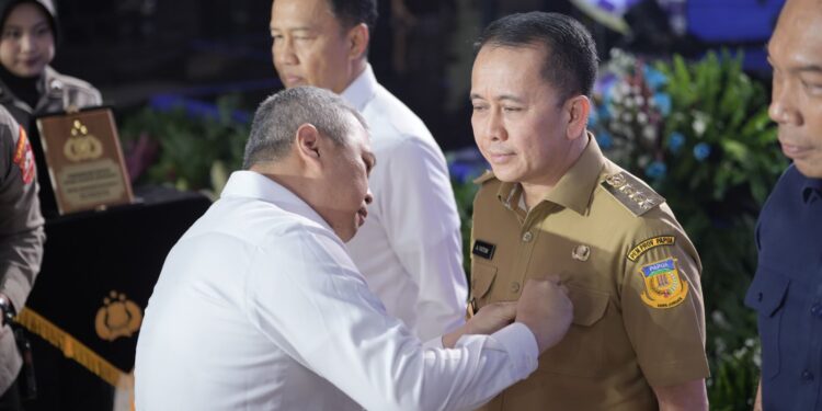 Kedua kalinya, Pj Gubernur Papua Agus Fatoni Terima Penghargaan PIN Emas dari Kapolri