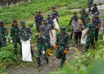 Bersih Bersama, Kodam XVII/Cenderawasih Gelar Karya Bakti di Pasar Youtefa dan Kali Siburogoni