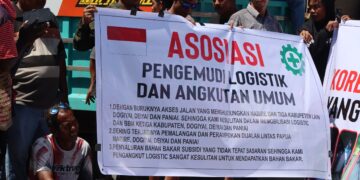 Asosiasi Driver Logistik Papua Tengah Gelar Aksi Damai di Pantai Nabire Tuntut Perbaikan Infrastruktur dan Keamanan
