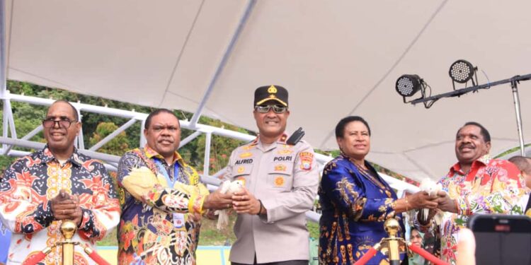 Kapolda Papua Tengah Hadiri Puncak Perayaan 1 Abad Nubuatan Dominee Izaak Samuel Kijne di Teluk Wondama